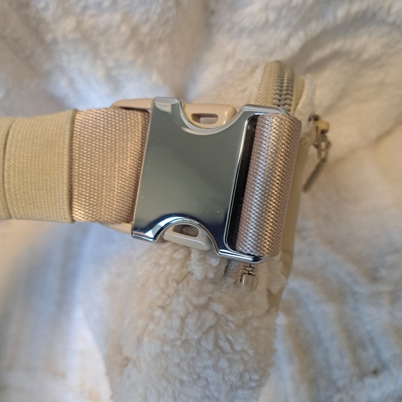 Lululemon Everywhere Belt Bag Sherpa Fleece Natural Ivory Trench Excellent UC! - Picture 9 of 16